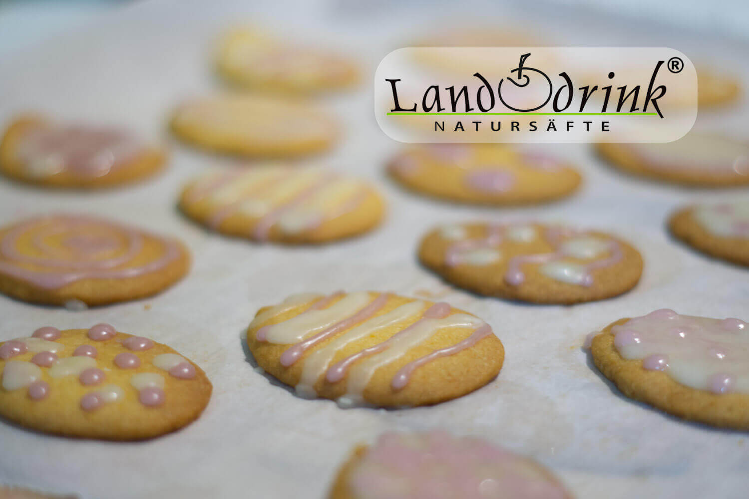 Osterkekse mit Kirschnektarglasur