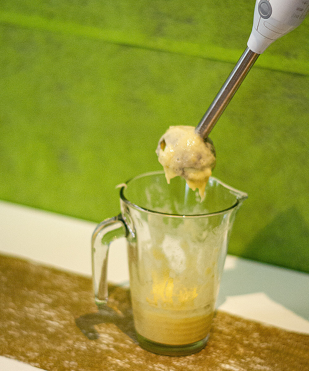 Ananas Holler Cocktail mit Sambio wird gemixt