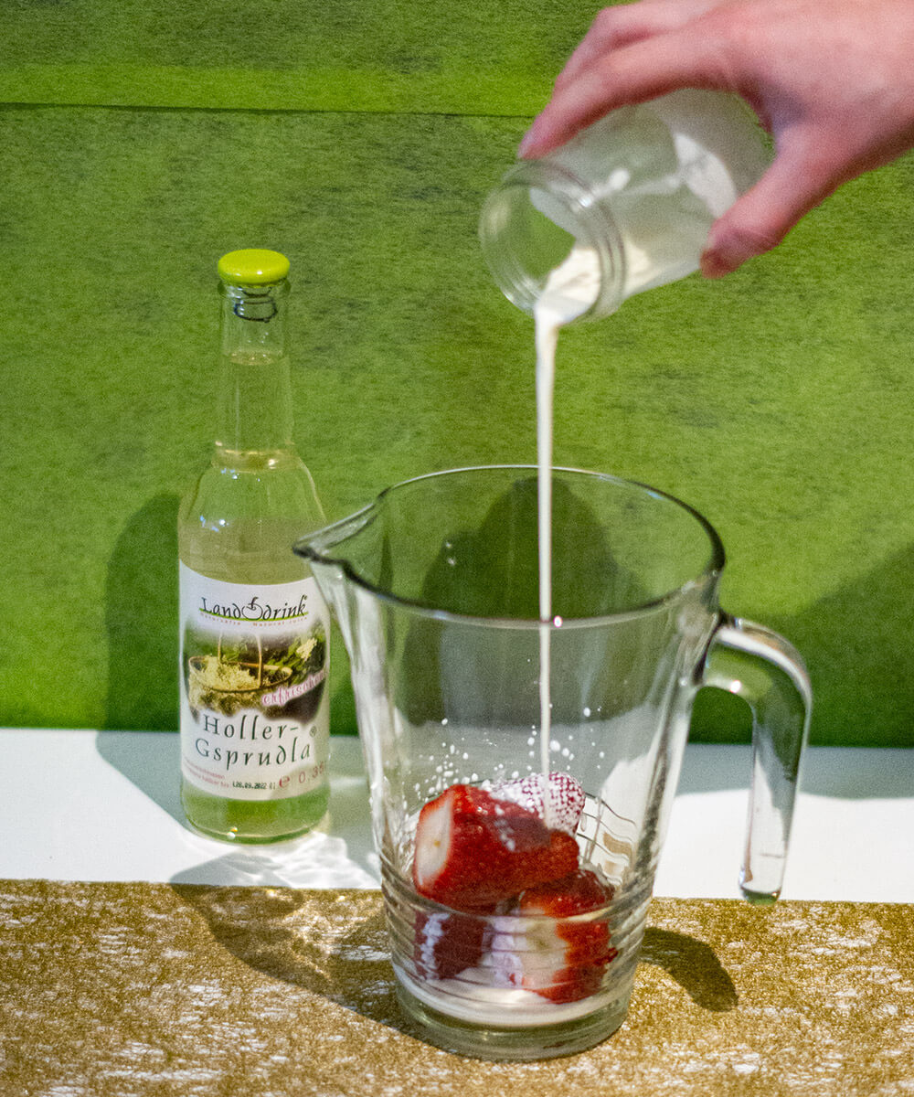 Mischen der Zutaten von Erdber-Holler-Cocktail