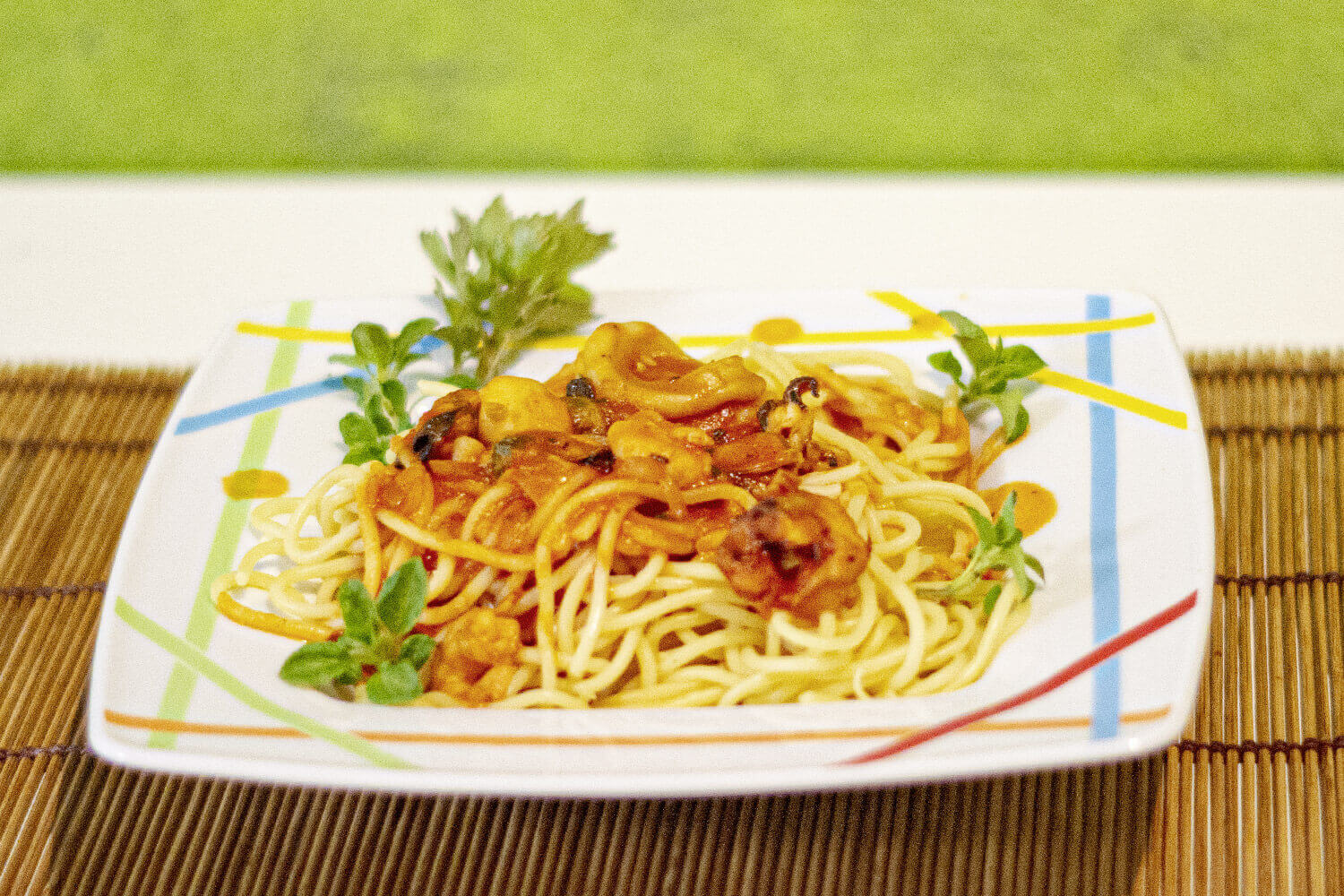 Ein Teller Spaghetti mit Meeresfrüchten und Cider